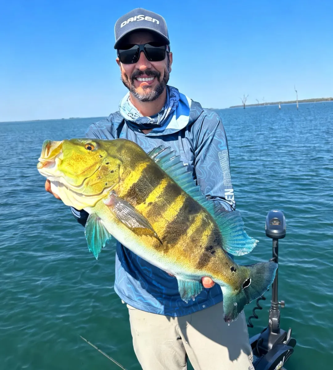 pesca do tucunaré em panorama, pousada a beira do rio paraná