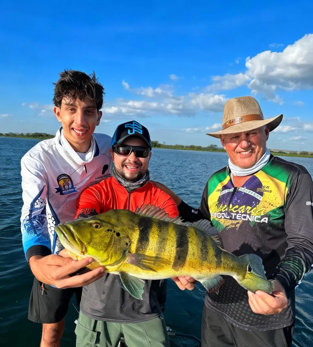pescaria do tucunaré em panorama no rio paraná, guias de pesca